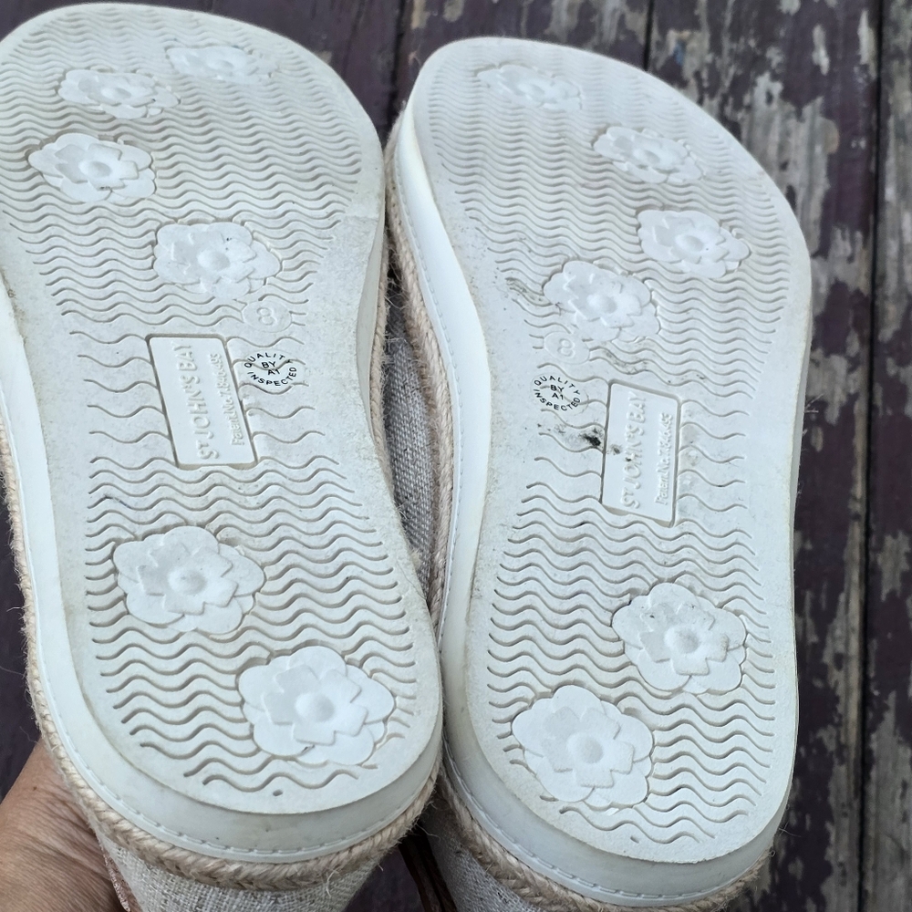 St. John's Bay Women's Tan and Cream Loafers Sz 8 - Picture 10 of 11